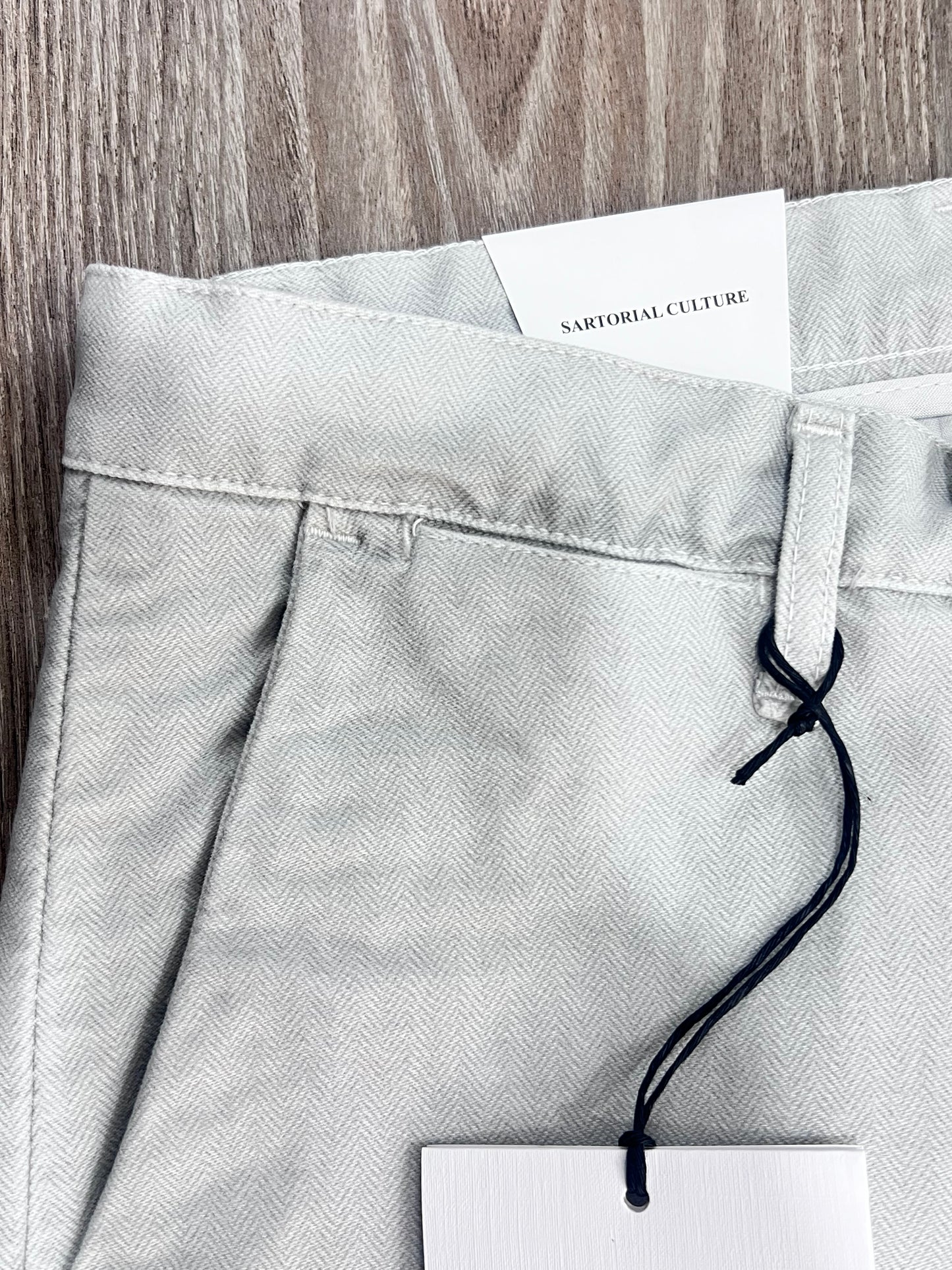 Dettaglio taschino e tasca anteriore pantalone fustagna spigata, qualità eccellente Made in Italy