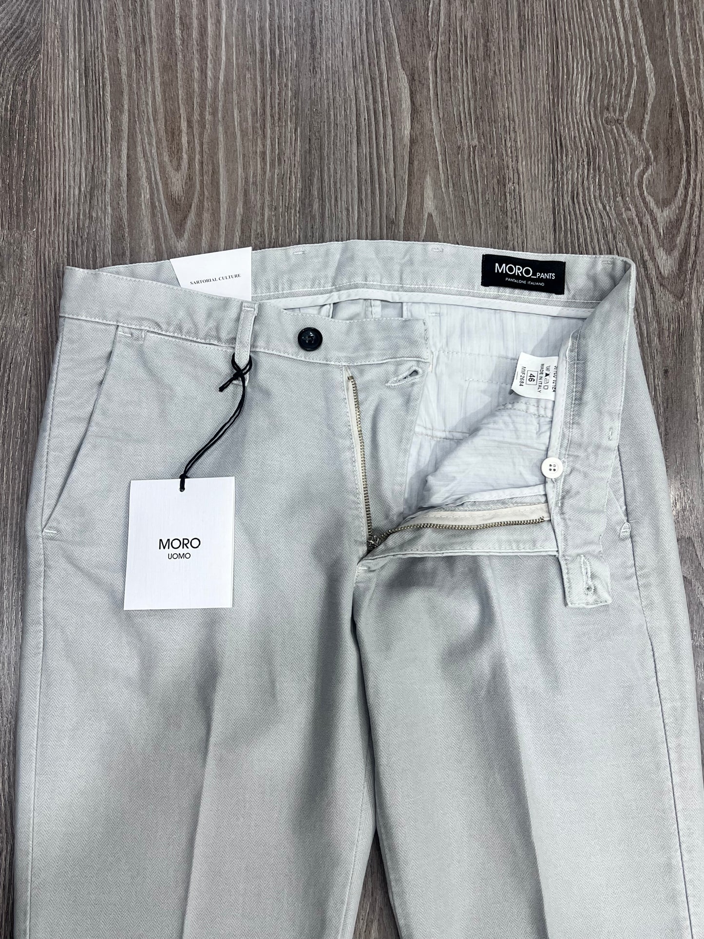 Dettaglio manifattura sartoriale pantalone fustagna spigata, qualità eccellente Made in Italy
