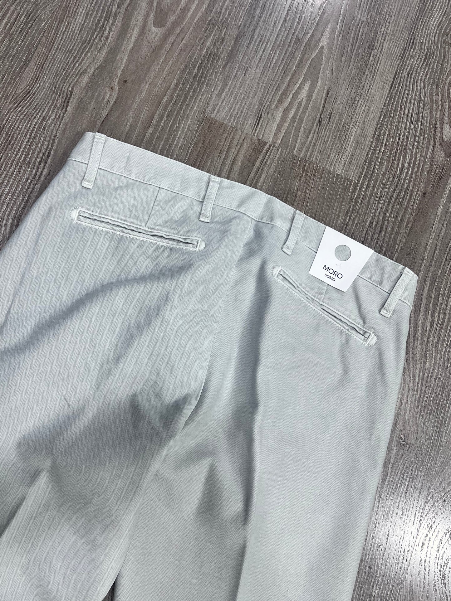 Dettaglio tasche a friso posteriori pantalone fustagna spigata, qualità eccellente Made in Italy