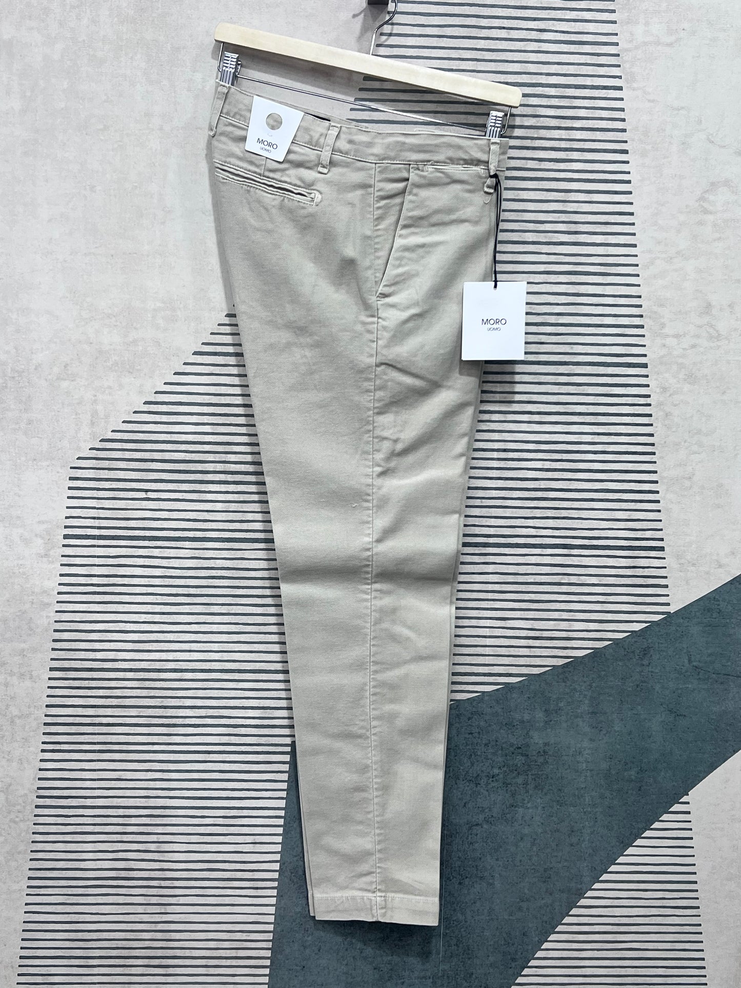 Pantalone elegante uomo fustagna spigata beige vista laterale, manifattura sartoriale italiana