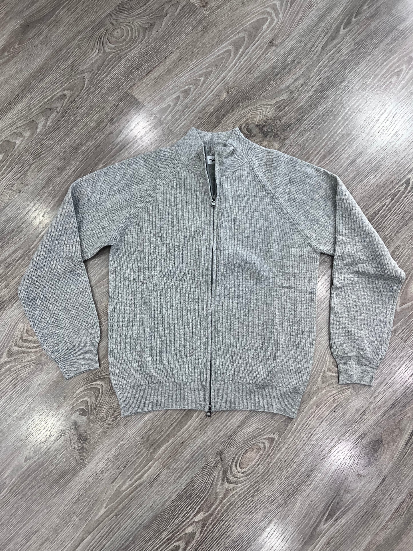 Cardigan uomo elegante lana a coste grigio - dettaglio texture