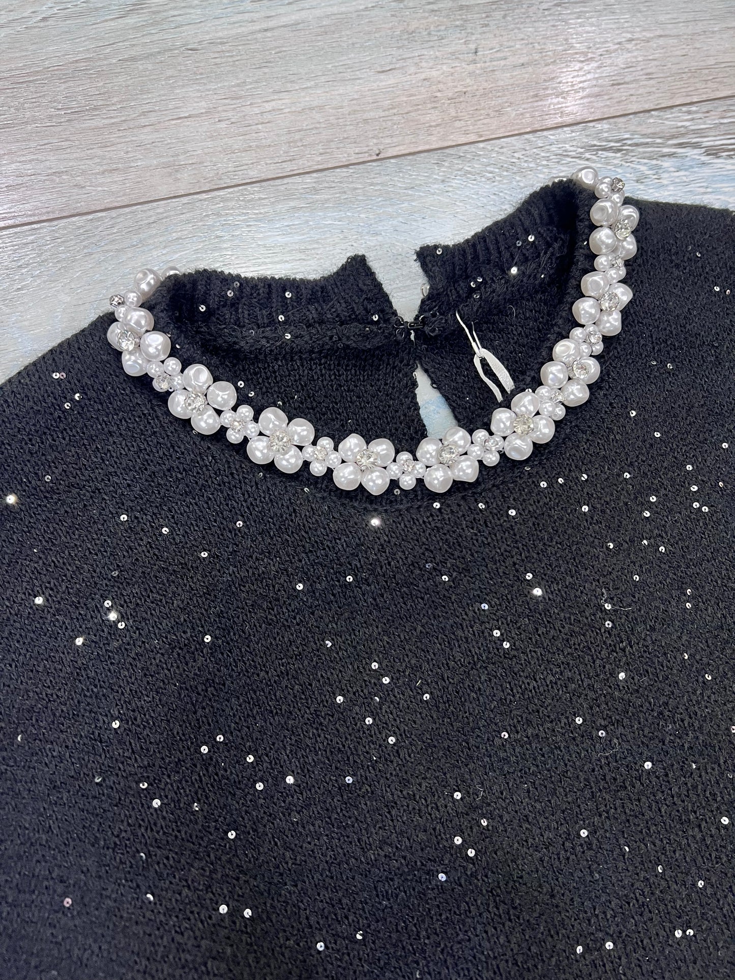 Dettaglio giro collo con perle abito donna lana lurex nero - Made in Italy