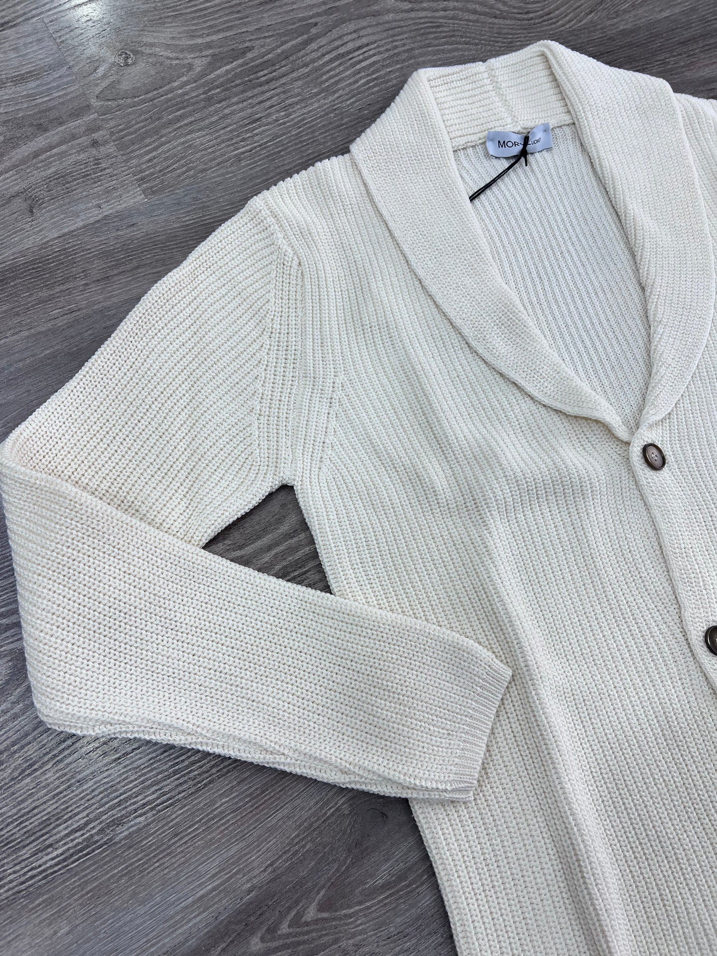 Dettaglio bottoni e scollo a V cardigan uomo panna qualità artigianale