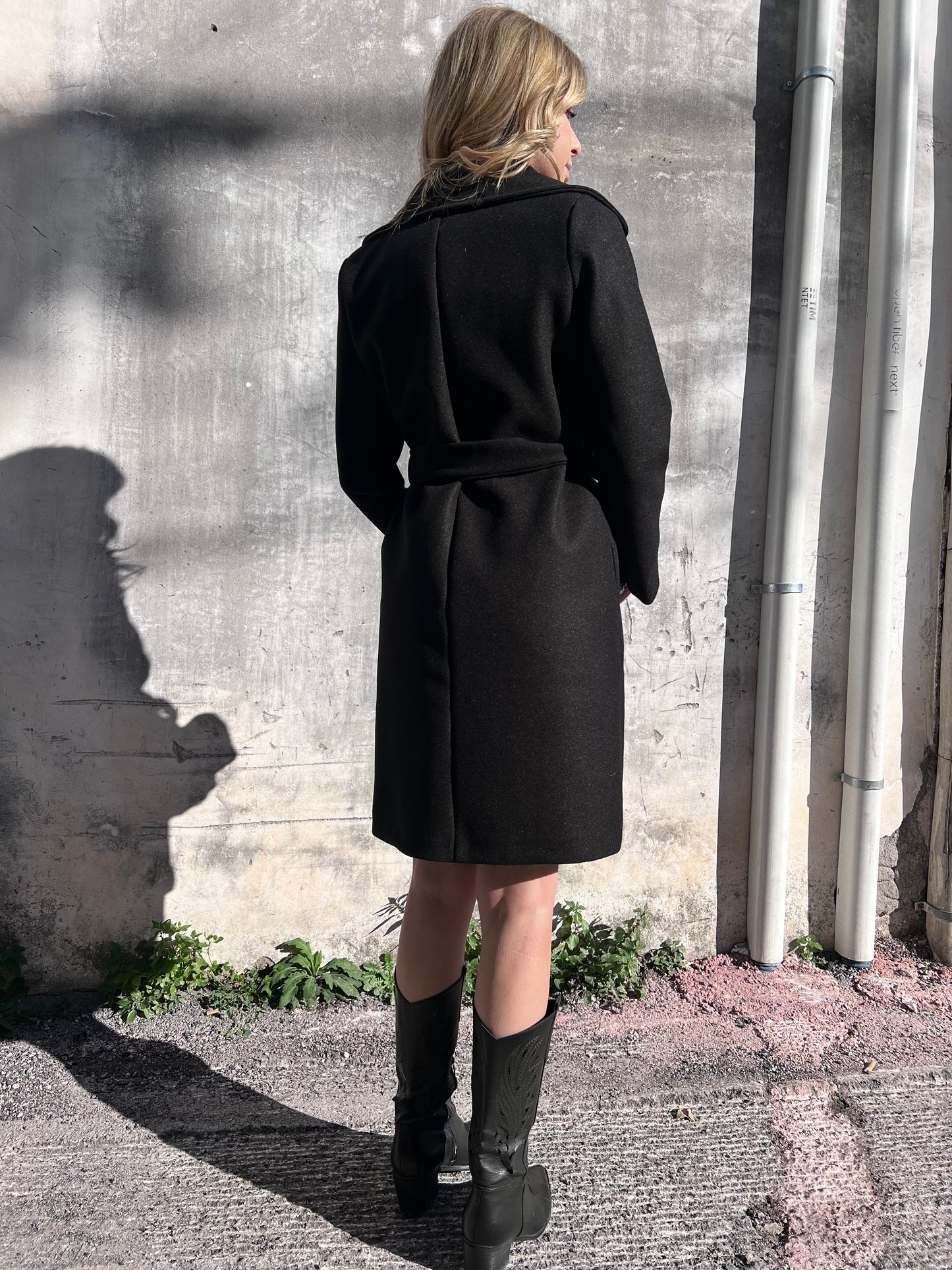 "Cappotto donna elegante lunghezza 3/4 vista posteriore"