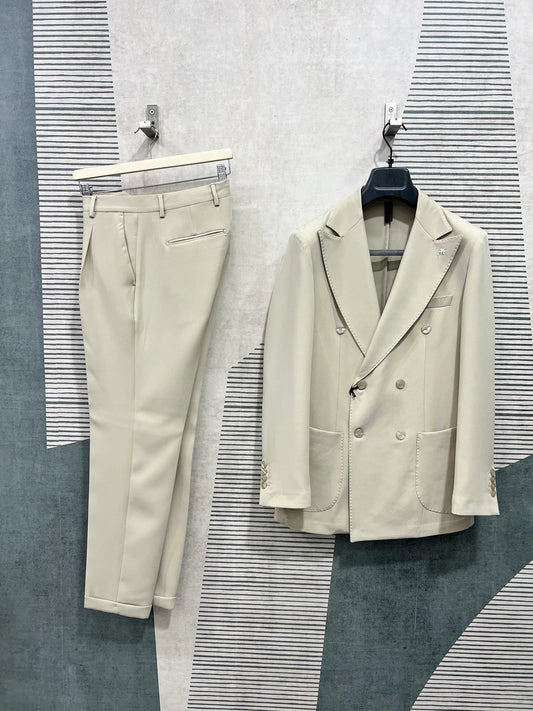Abito uomo doppio petto elegante beige Frarò, giacca doppiopetto e pantaloni, design Made in Italy.