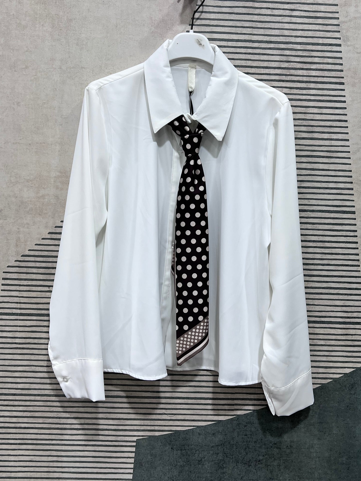 Camicia donna bianca elegante con cravatta a pois nera, manifattura italiana artigianale