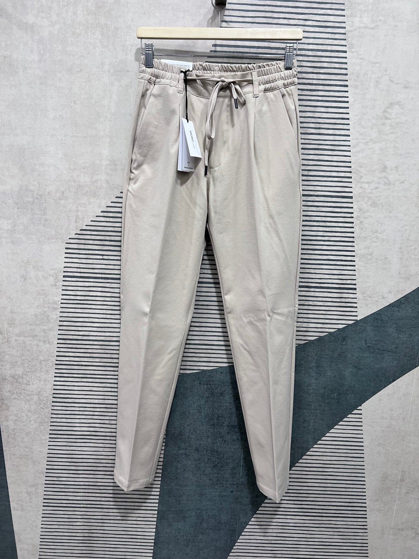 pantalone Uomo punto milano colore beige chiaro - vista e-commerce sfondo neutro.
