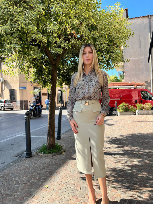Donna elegante con camicia fantasia e gonna beige Frarò, moda Made in Italy, look contemporaneo.
