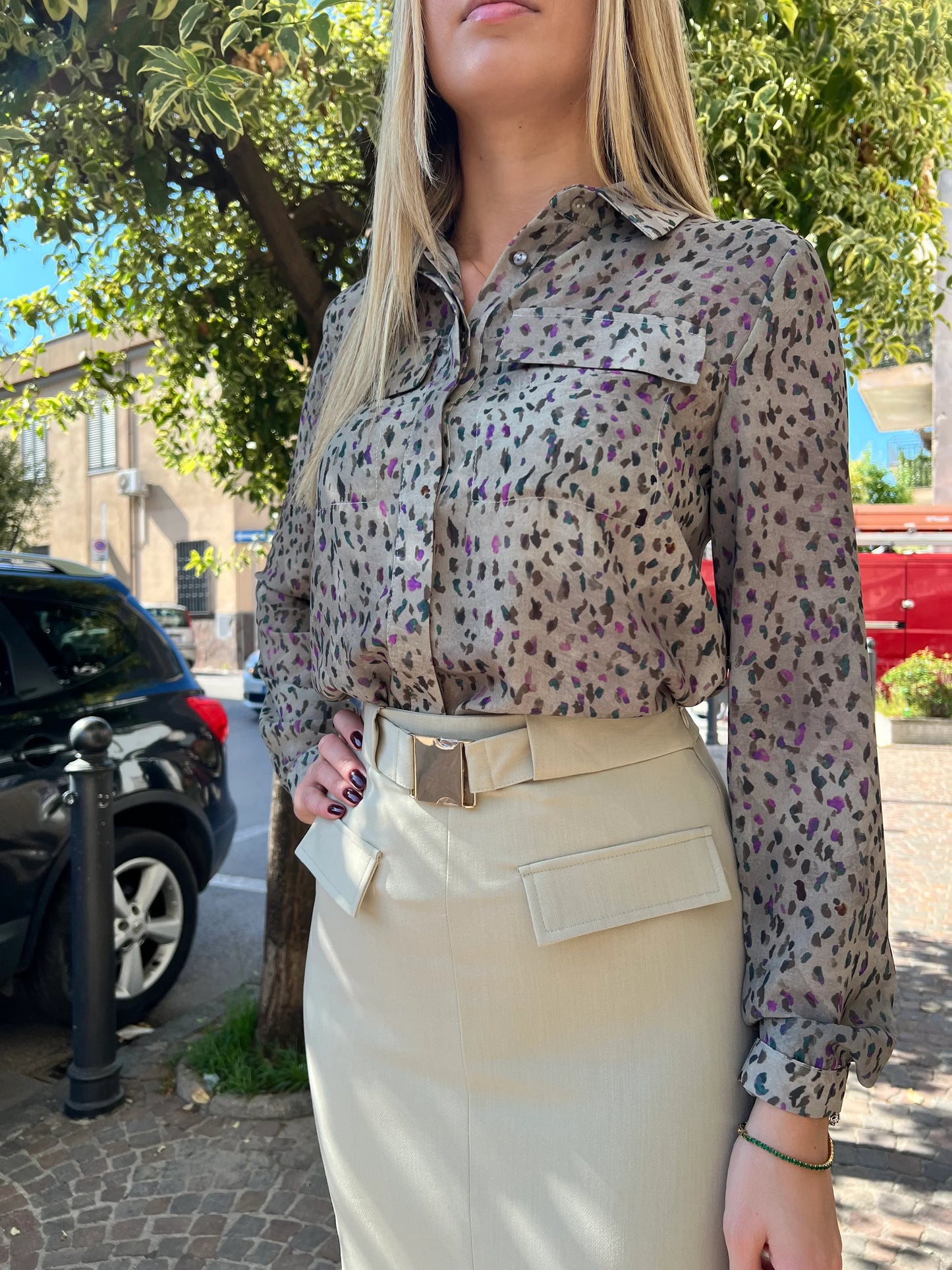 Donna con camicia animalier Frarò e gonna elegante beige, moda Made in Italy estiva all'aperto
