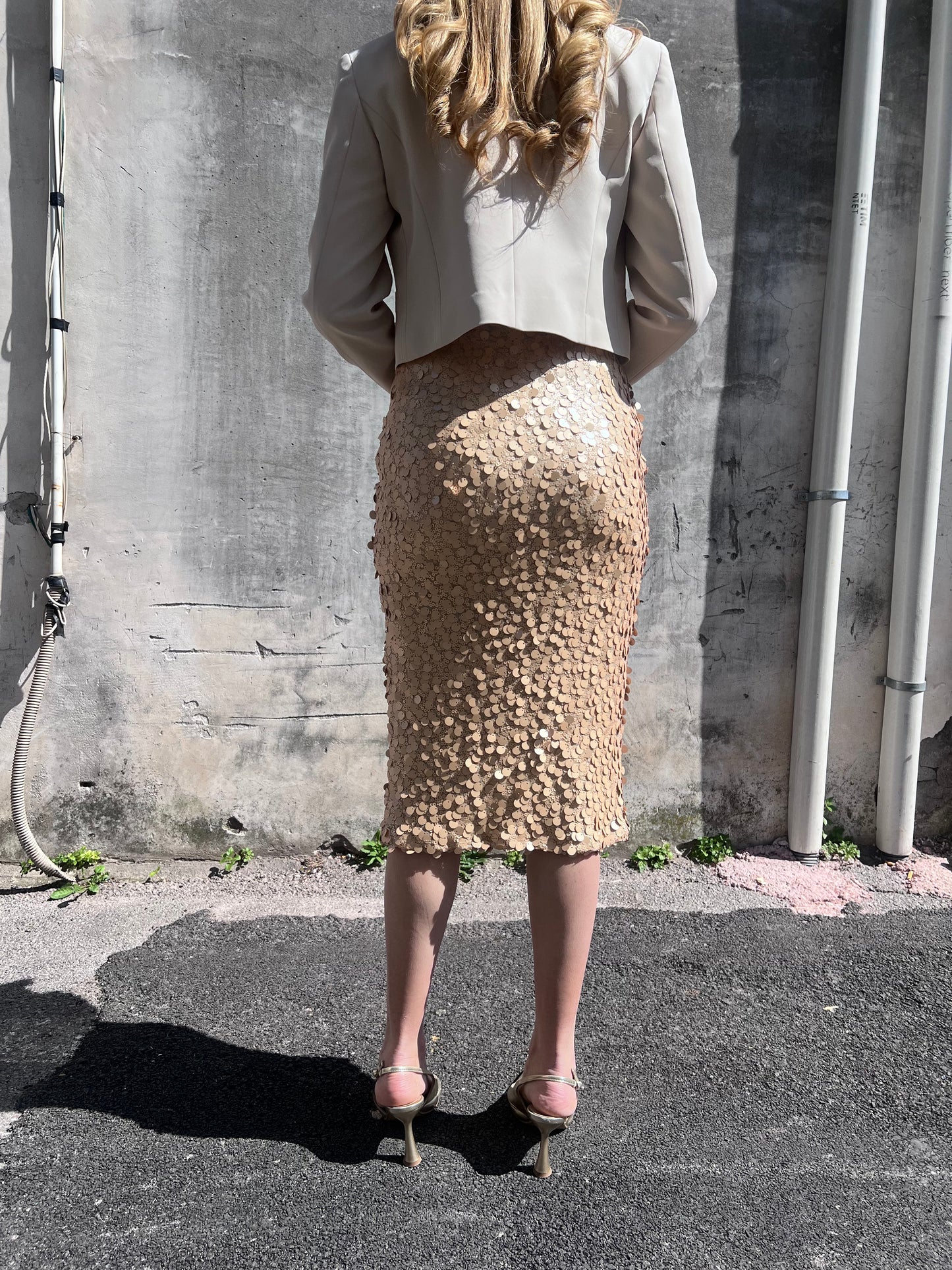 Gonna midi lustrini donna 361 oro– dettaglio lustrini dorati, vista posteriore, tessuto elastico luminoso Erica Bellucci