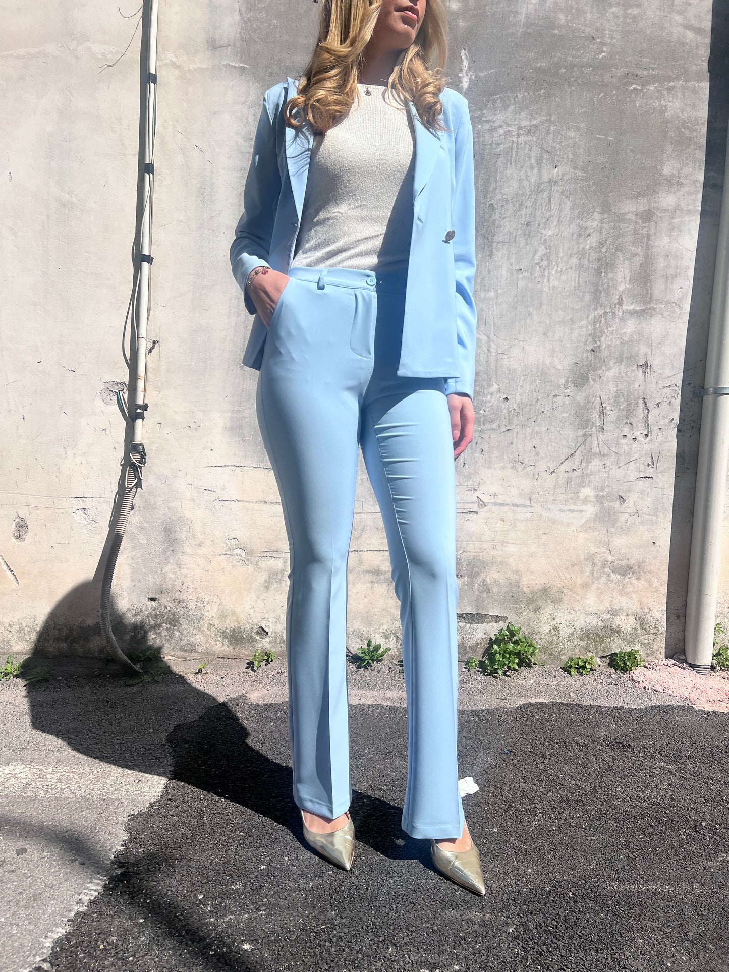 Tailleur donna 584 polvere – dettaglio pantalone a zampa, tessuto elastico 98% poliestere 2% elastene