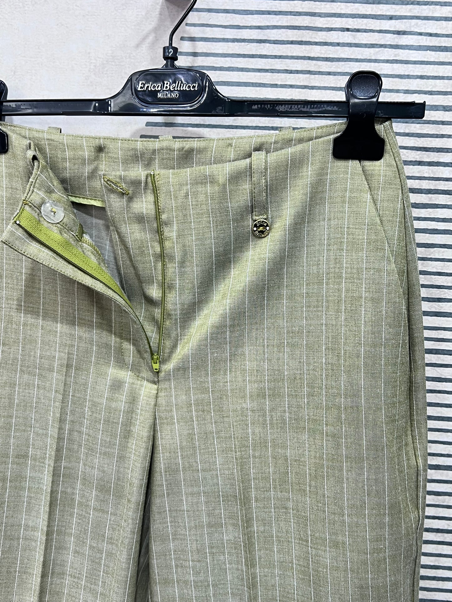 Dettaglio vita pantalone gessato verde Erica Bellucci – zip dorata, fodera interna giallo lime e bottone logo, tailleur gessato donna verde Made in Italy