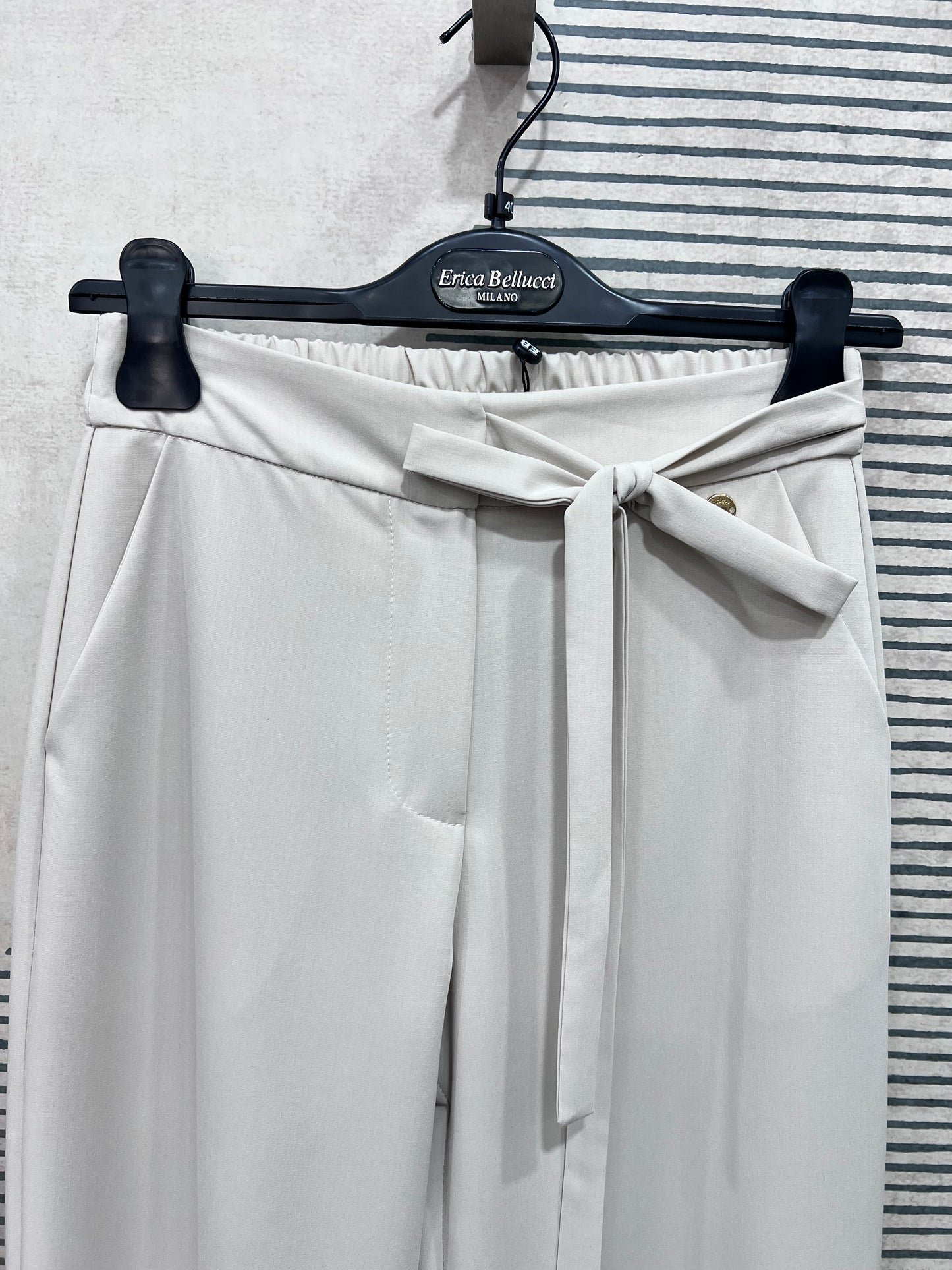Dettaglio fiocco in vita del pantalone del Tailleur donna 594 Burro