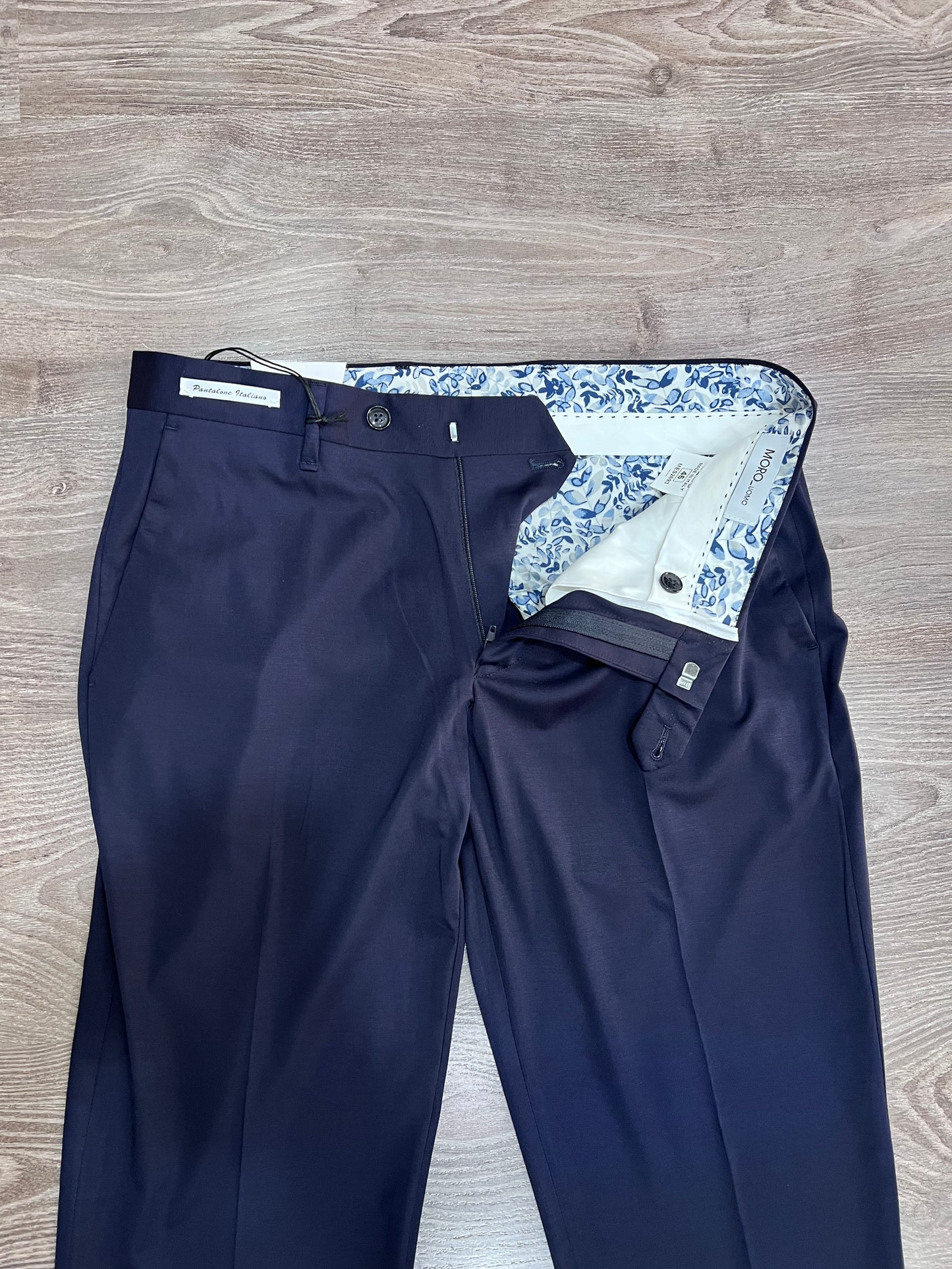 Pantalone abito uomo punto milano blu navy — dettaglio interno con fodera floreale blu, cintura e chiusura sartoriale Made in Italy