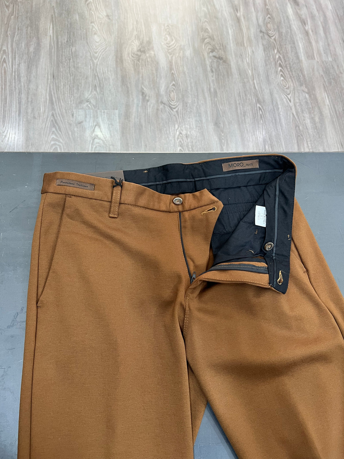 Pantaloni eleganti marroni da uomo Made in Italy Frarò, tessuto pregiato e design moderno.