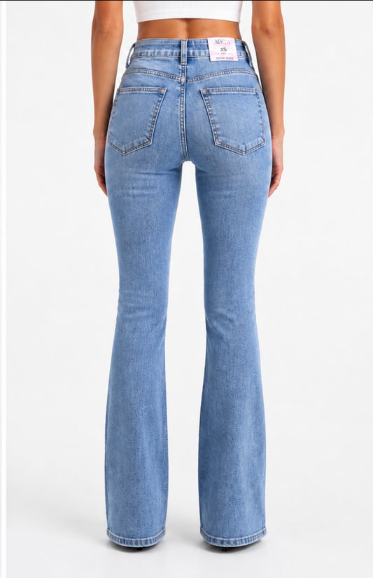 Jeans a zampa donna push up vista posteriore - indossato da modella - denim chiaro – Frarò