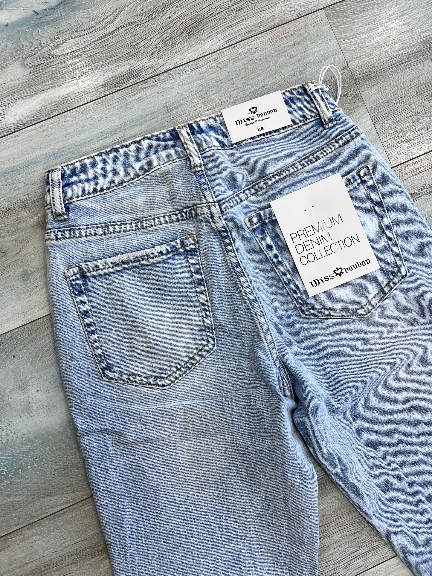 Dettaglio tasche posteriore - jeans mom fit donna denim chiaro estate – Frarò