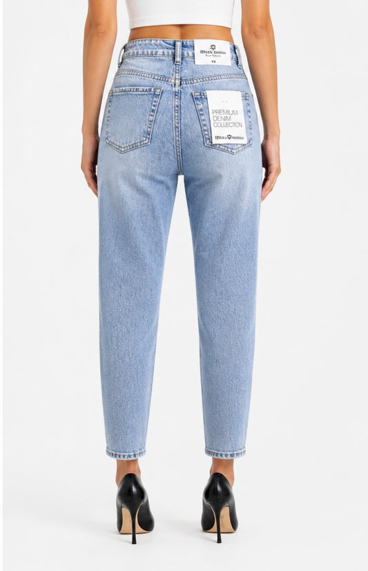 Jeans mom fit donna vista posteriore - indossato da modella - lavaggio chiaro – Frarò