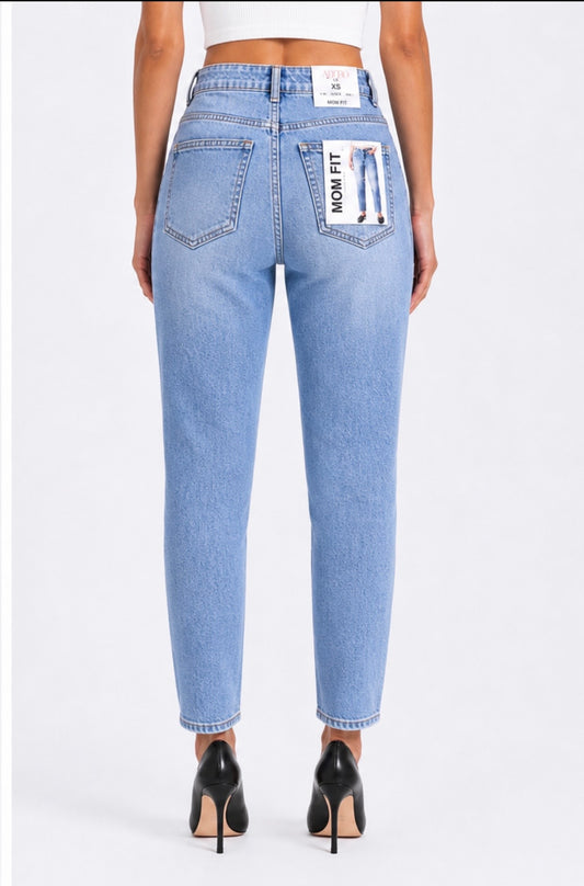 Jeans mom fit donna vista posteriore - indossato da modella - lavaggio sabbiato estate – Frarò
