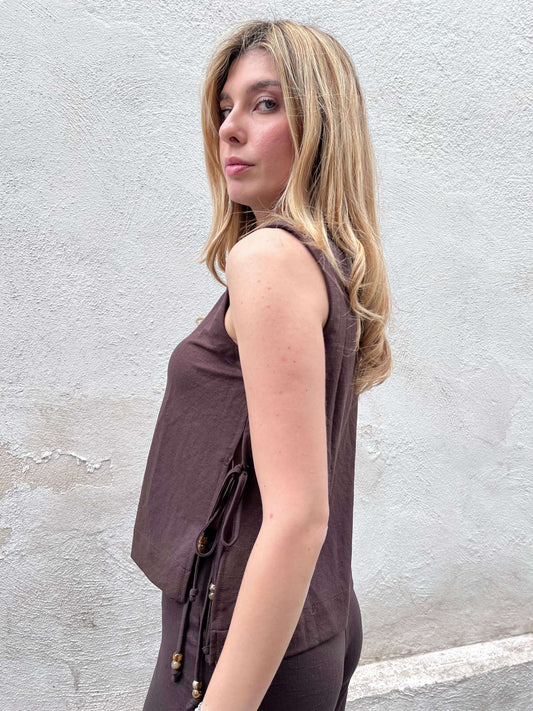 Coordinato donna Bresha – dettaglio top marrone cioccolato con perline decorative e laccetti laterali, Frarò Shop
