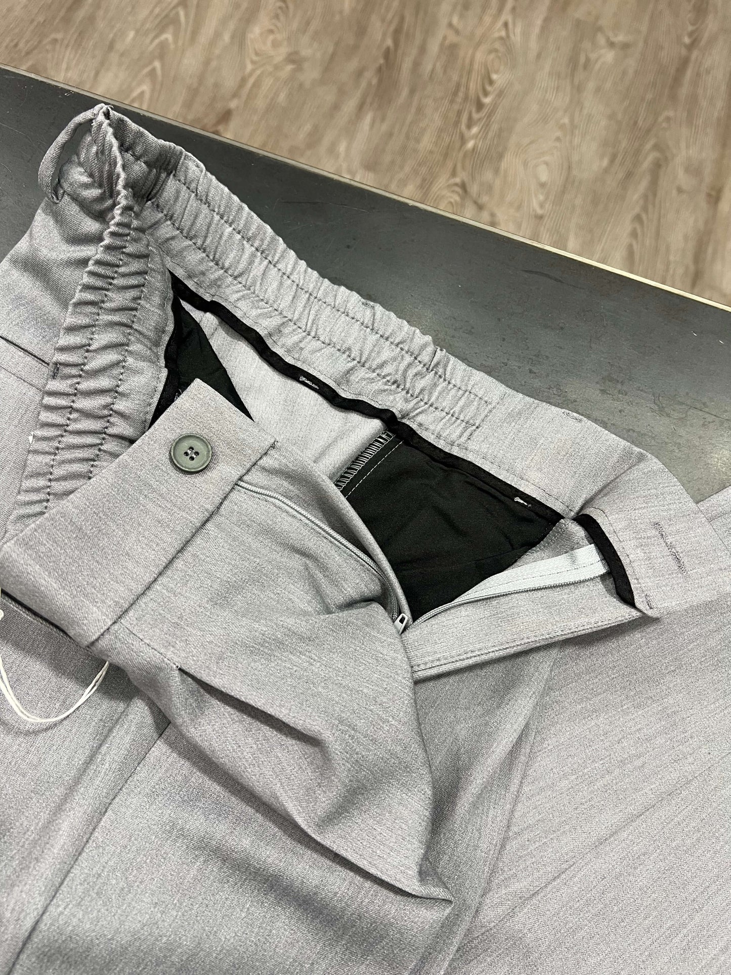 Pantalone gamba larga Made in Italy - dettaglio cuciture e qualità artigianale