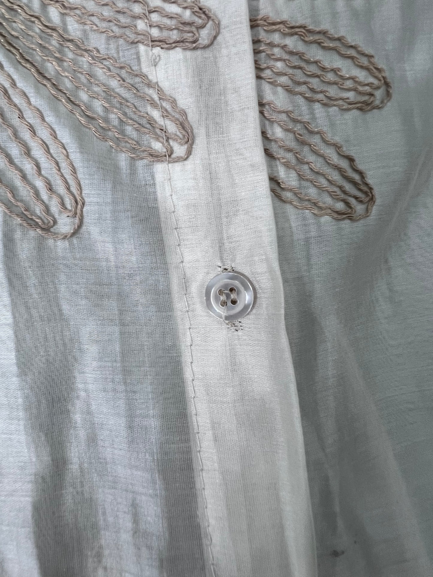Camicia donna manica corta in TENCEL® colore panna, dettaglio bottone , Made in Italy – Frarò