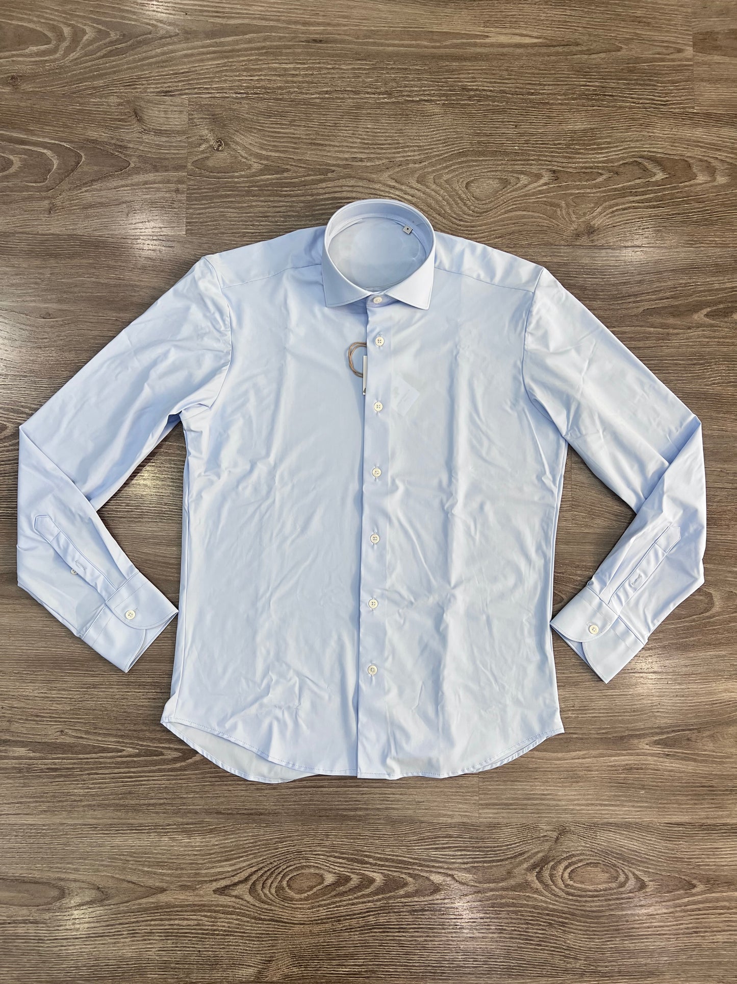 "Camicia uomo performance no stiro celeste collo francese - tessuto tecnico elastico EP Italia" vista camicia aperta sù fondo neutro.