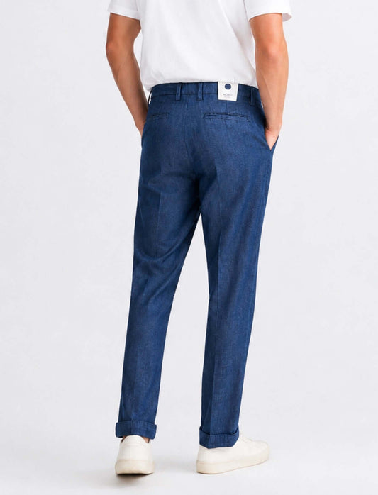 Jeans sartoriale uomo vista posteriore – indossato da modello - tessuto leggero estivo Made in Italy – MEJ Frarò