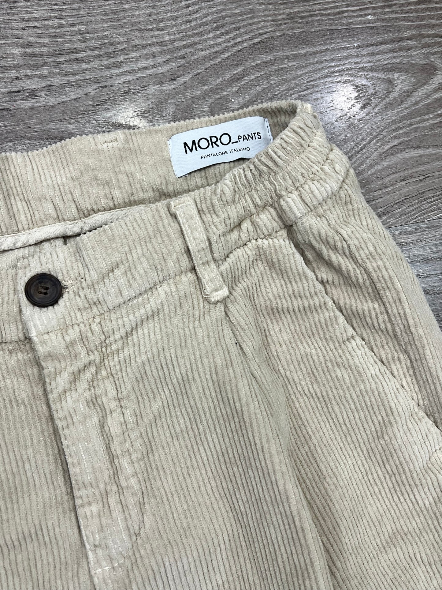 Dettaglio pince frontali pantalone velluto - fit elegante e raffinato