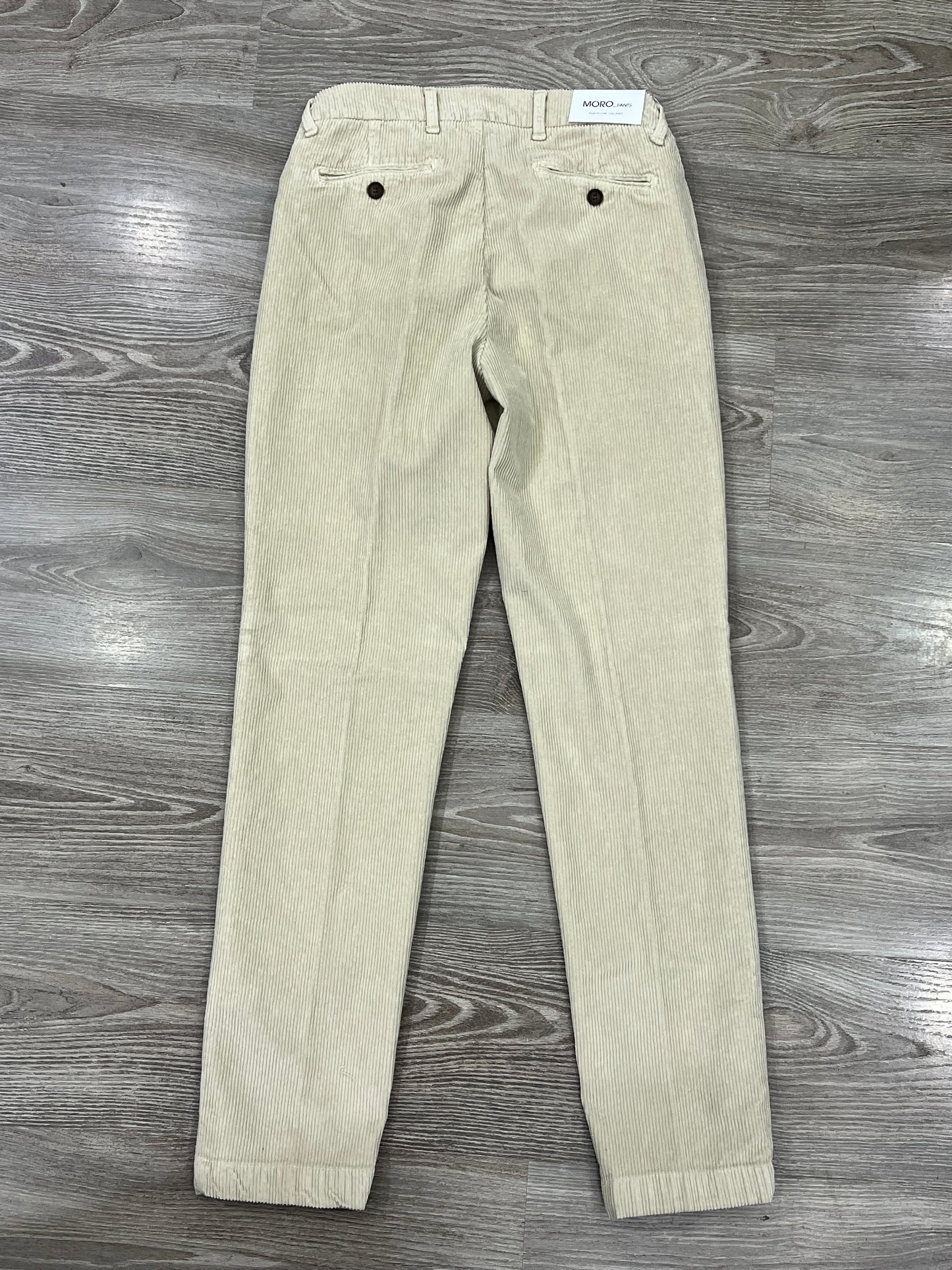 Vista posteriore pantalone velluto beige - taglio elegante con pince