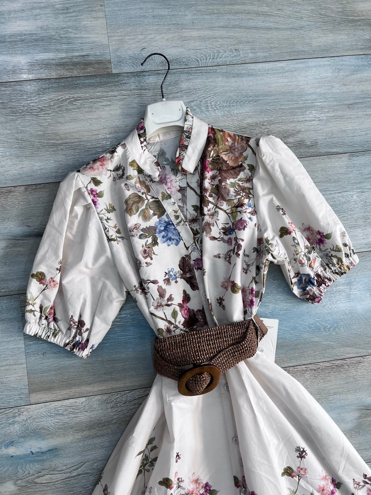 Dettaglio busto abito donna bianco floreale: collo coreana con scollo a V, bottoni frontali, mezza manica con elastico al polso, cotone Made in Italy