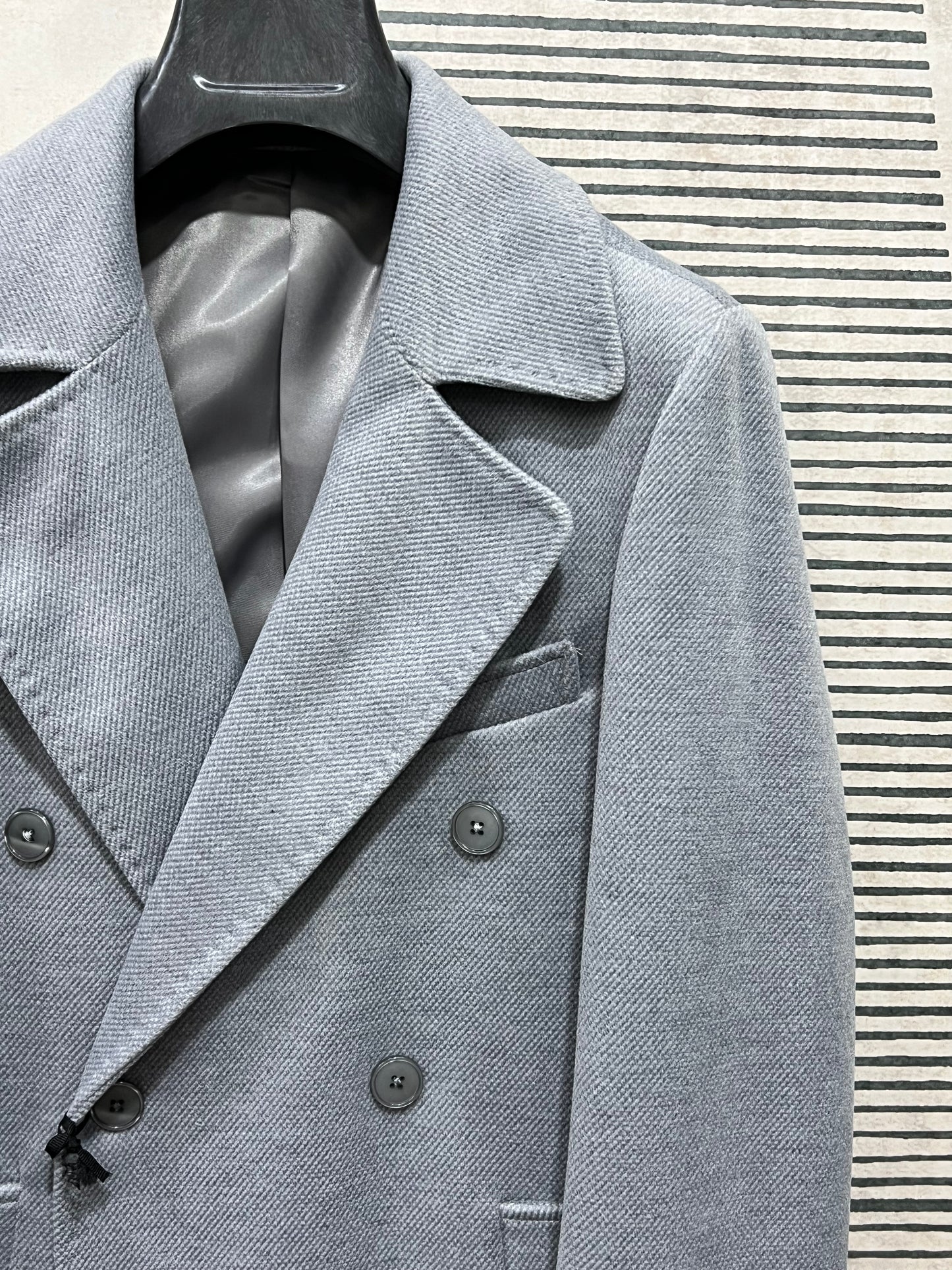 "Cappotto uomo doppio petto grigio - dettaglio bottoni e revers sartoriali"
