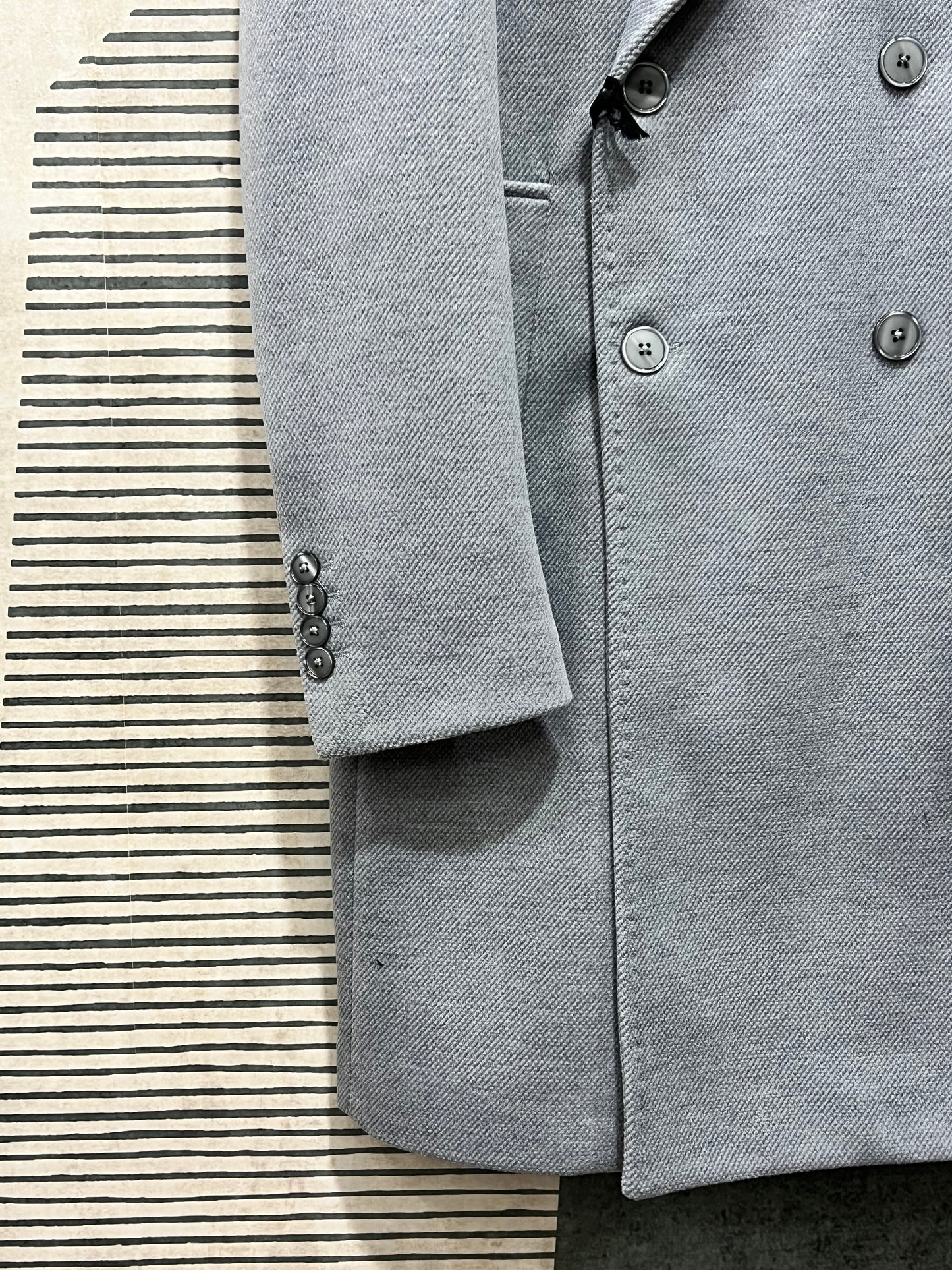 "Cappotto uomo grigio doppio petto - vista laterale con fodera interna"