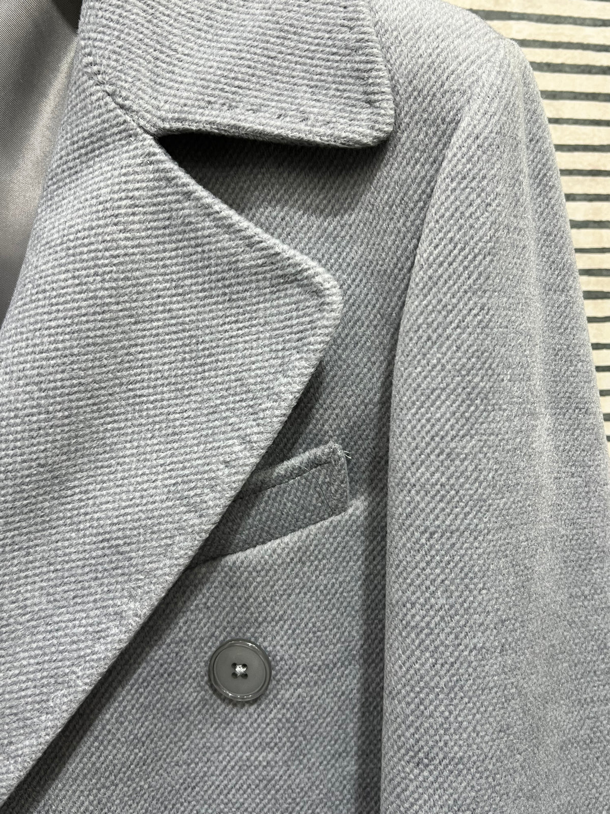 "Cappotto uomo doppio petto grigio elegante - dettaglio tessuto e qualità sartoriale Made in Italy"