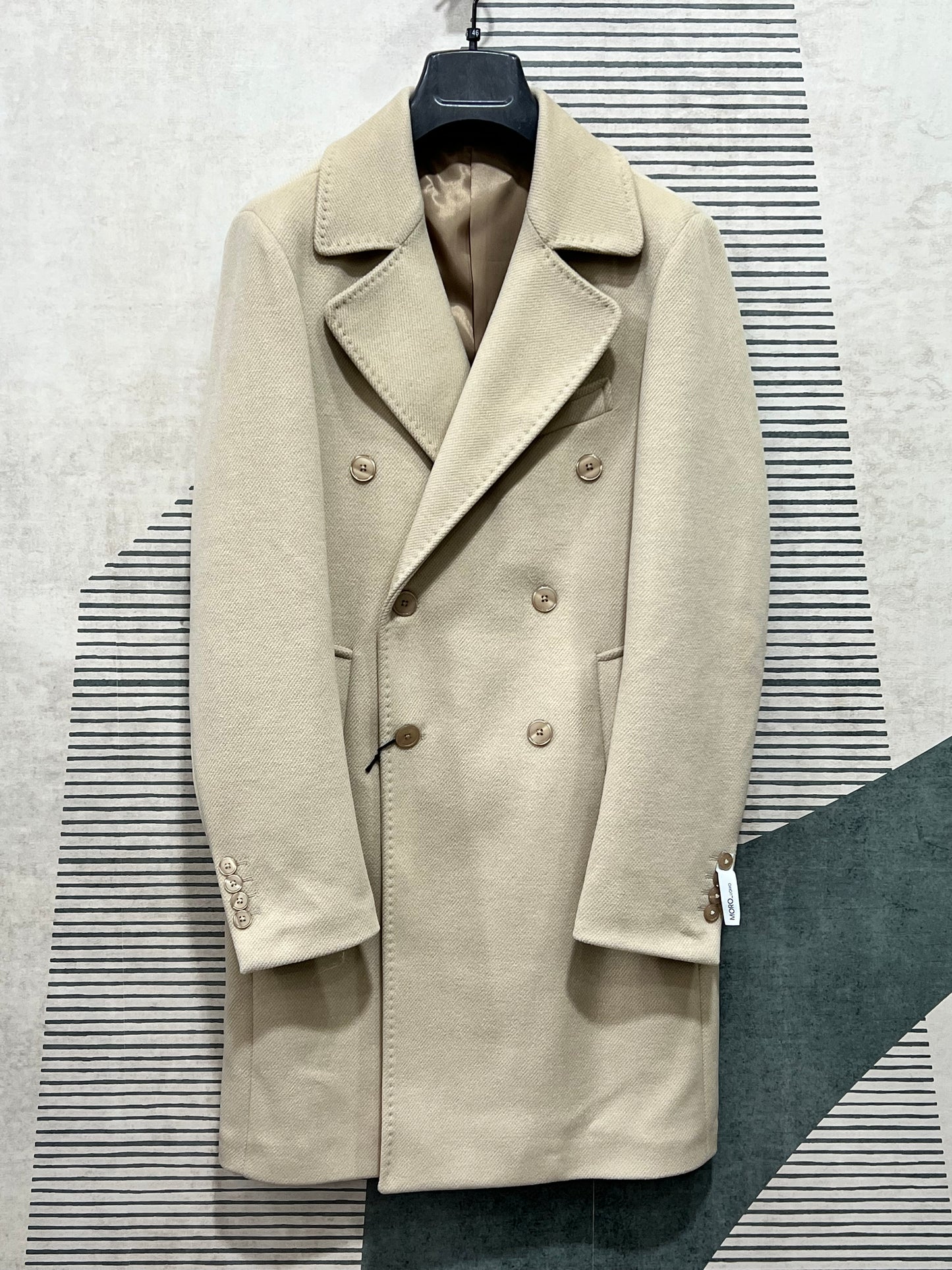 "Cappotto uomo doppio petto beige elegante - vista frontale completa Made in Italy"