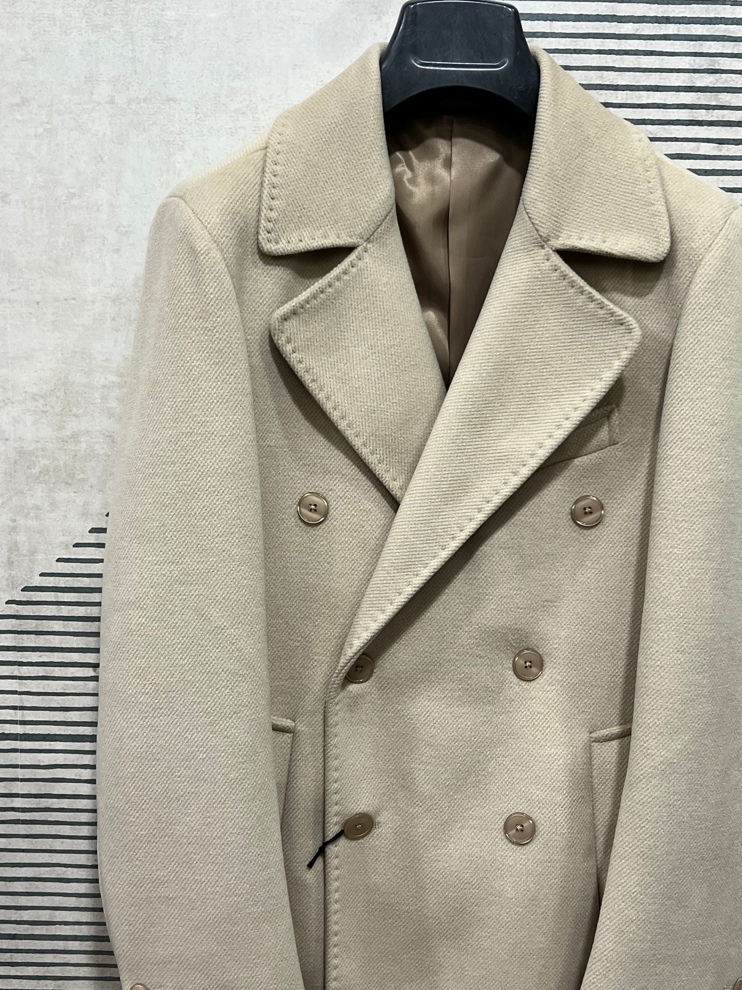 "Cappotto uomo doppio petto beige - dettaglio bottoni e revers sartoriali"