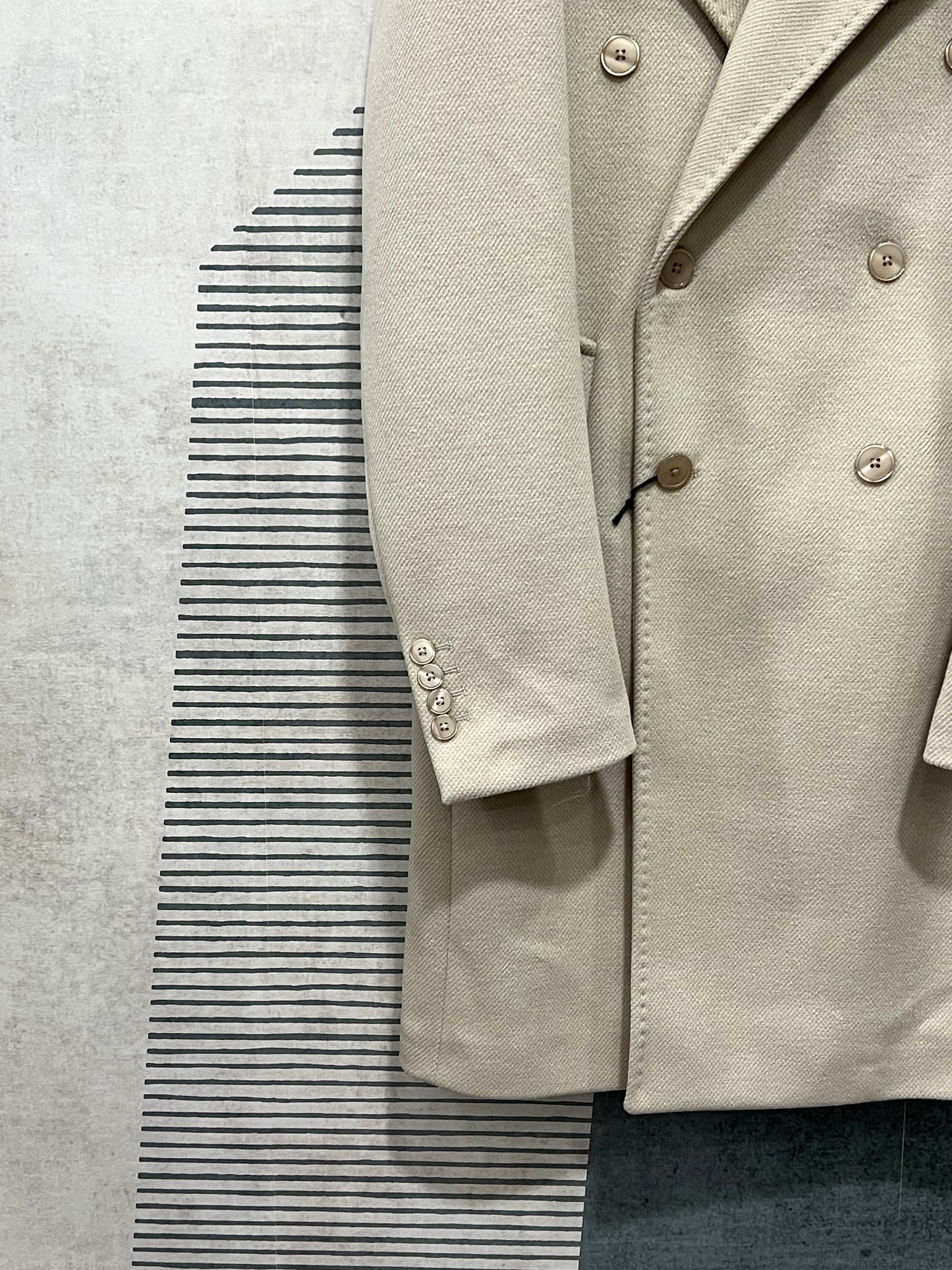 "Cappotto uomo beige elegante - dettaglio tessuto premium e lavorazione Made in Italy"