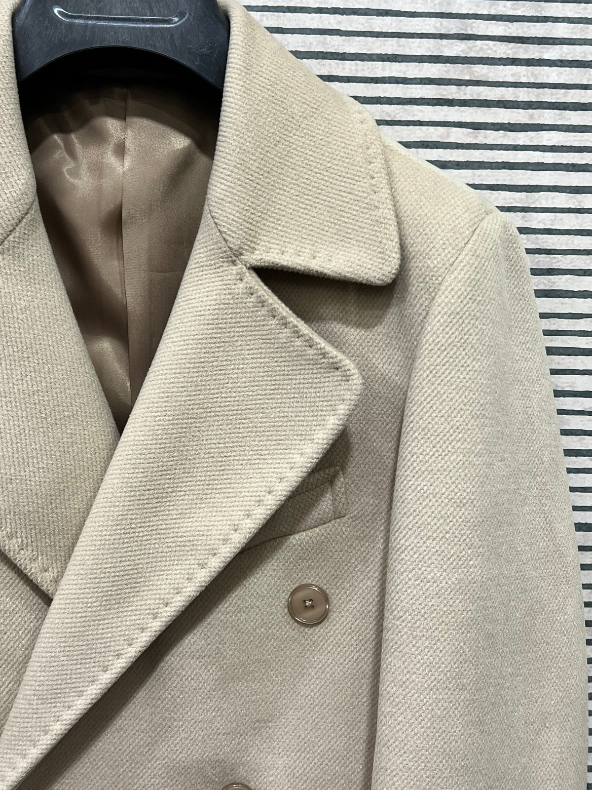 "Cappotto uomo doppio petto beige - vista laterale con fodera interna di qualità"