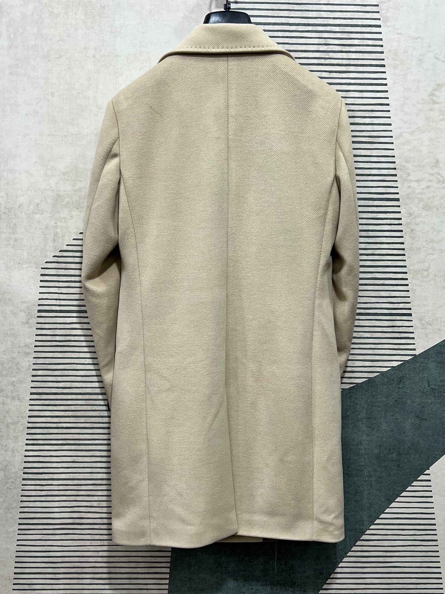 "Cappotto uomo doppio petto beige - vista posteriore e vestibilità sartoriale"