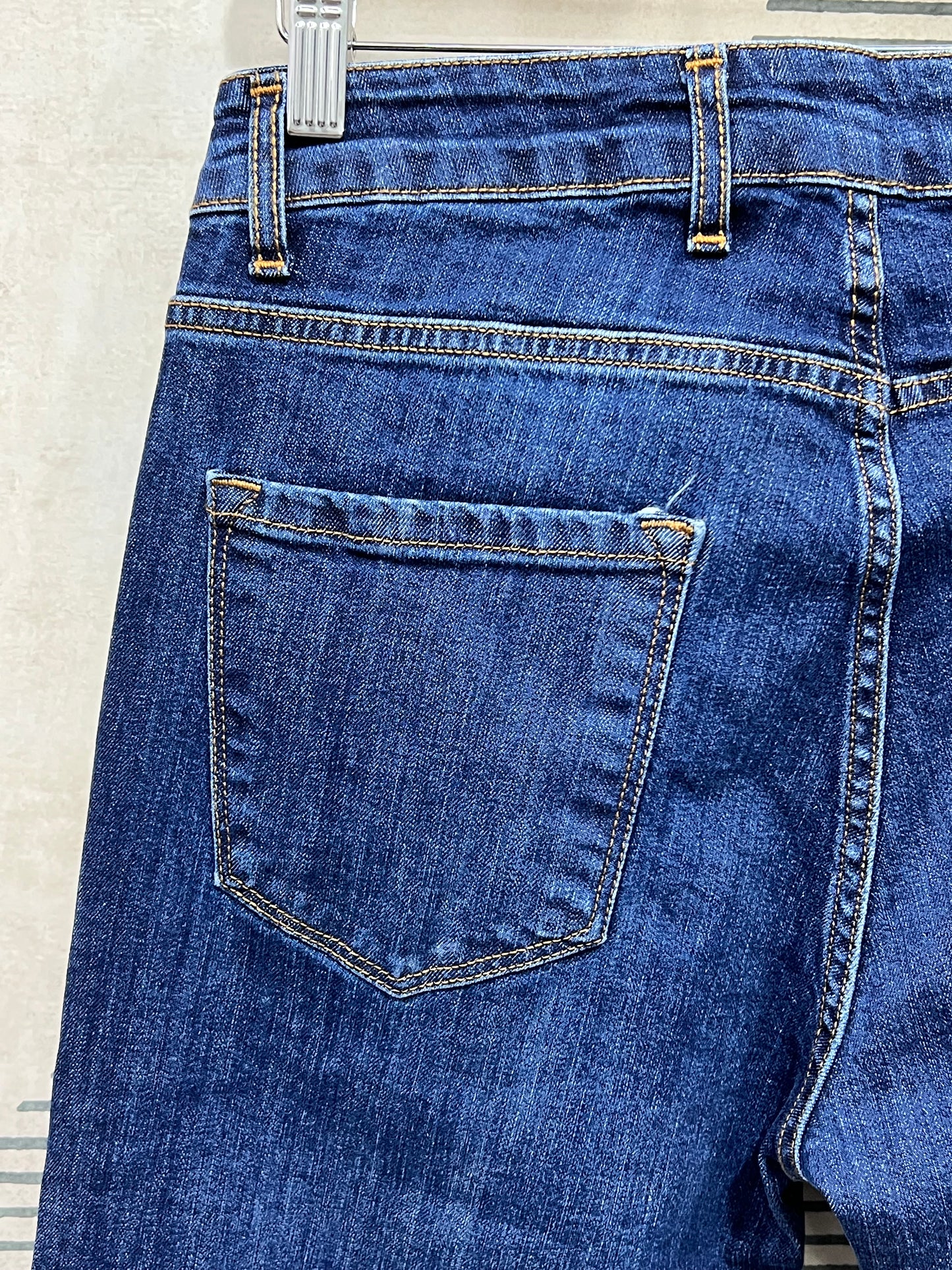"Jeans Basic Blue 215 Frarò - dettaglio cucitura tasca dietro impeccabile"