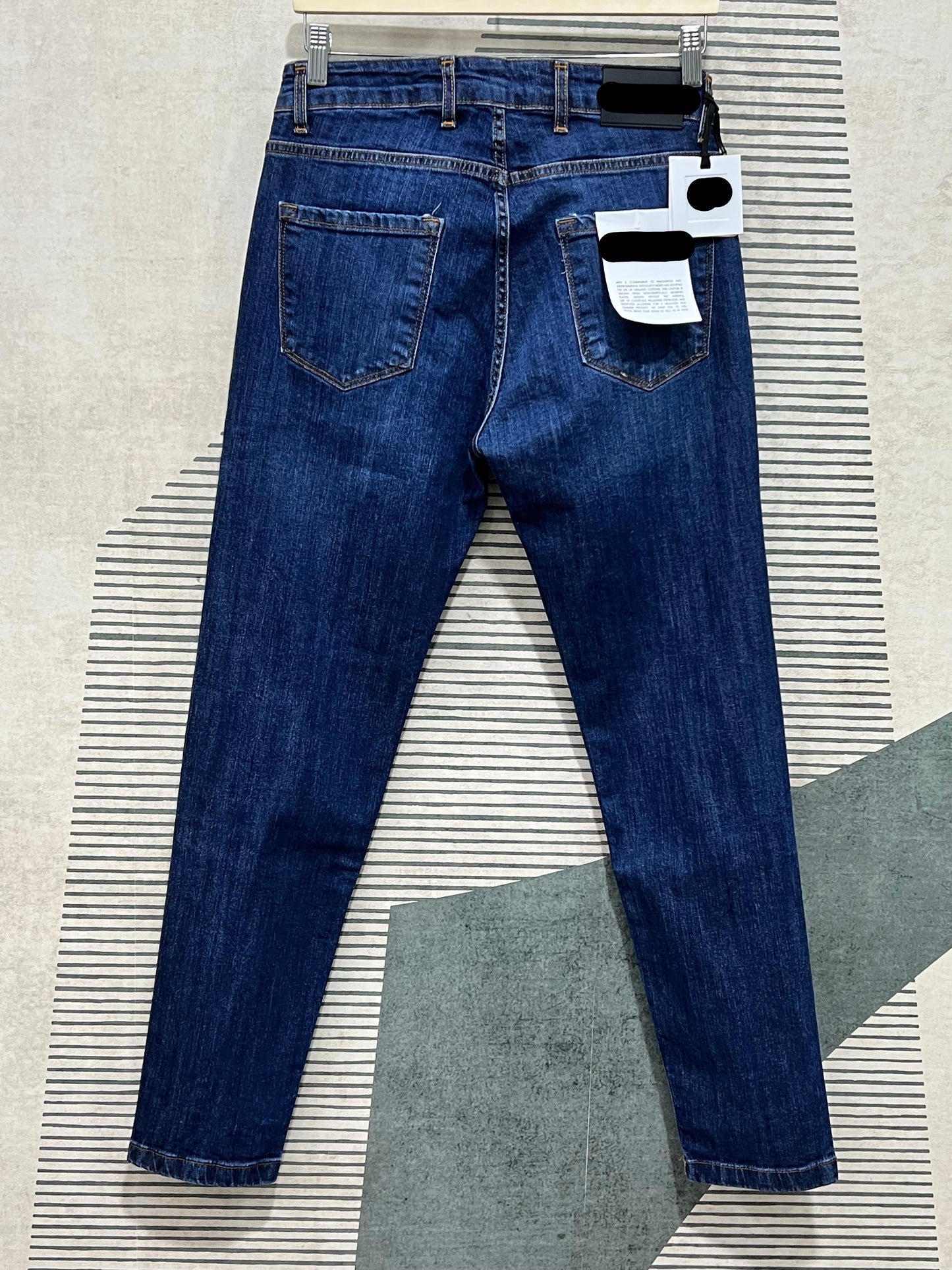 "Jeans Uomo Basic Blue - Vista posteriore vestibilità perfetta italiana"
