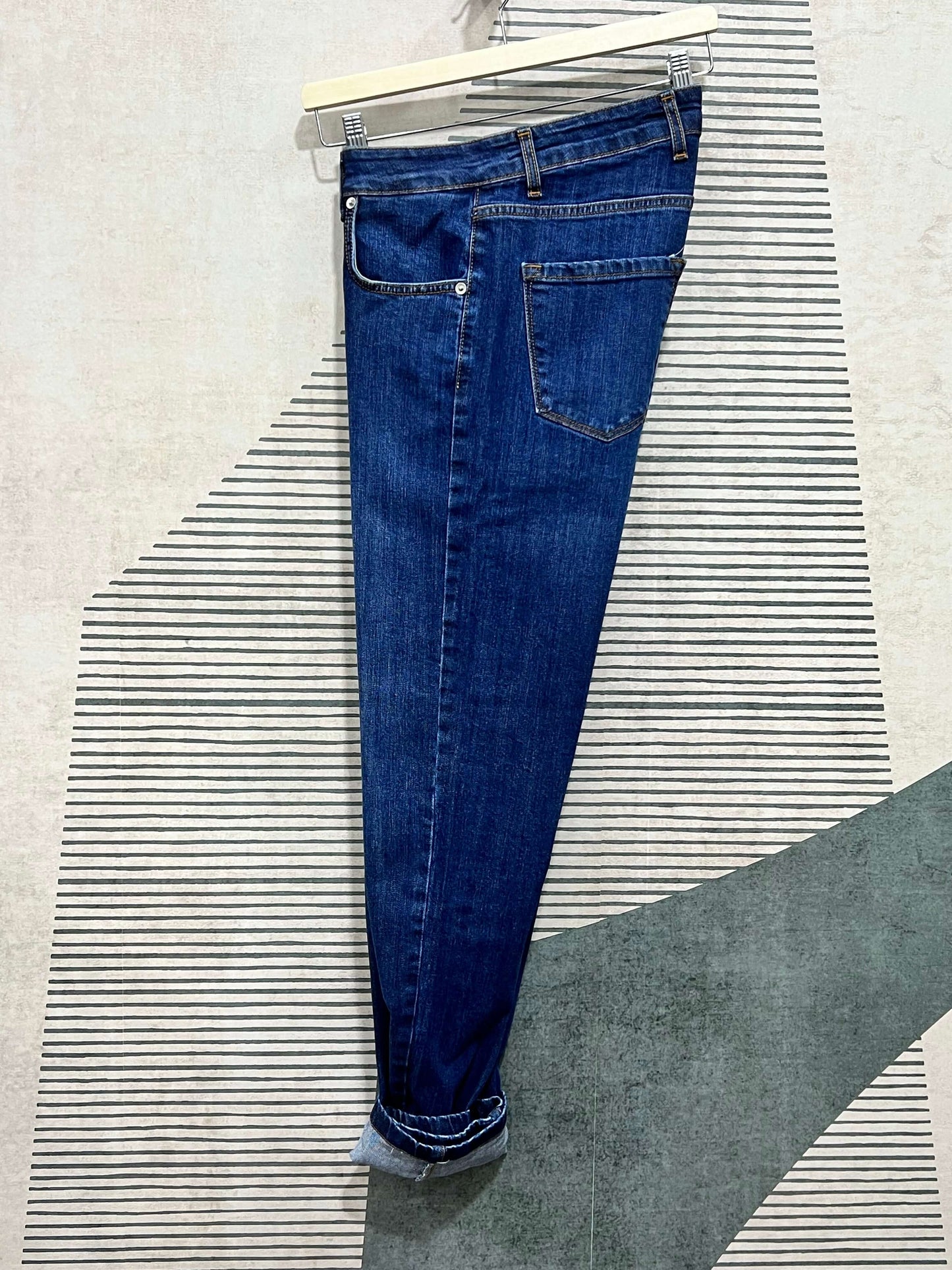 "Jeans Uomo denim elasticizzato - Vista laterale lavaggio essenziale"