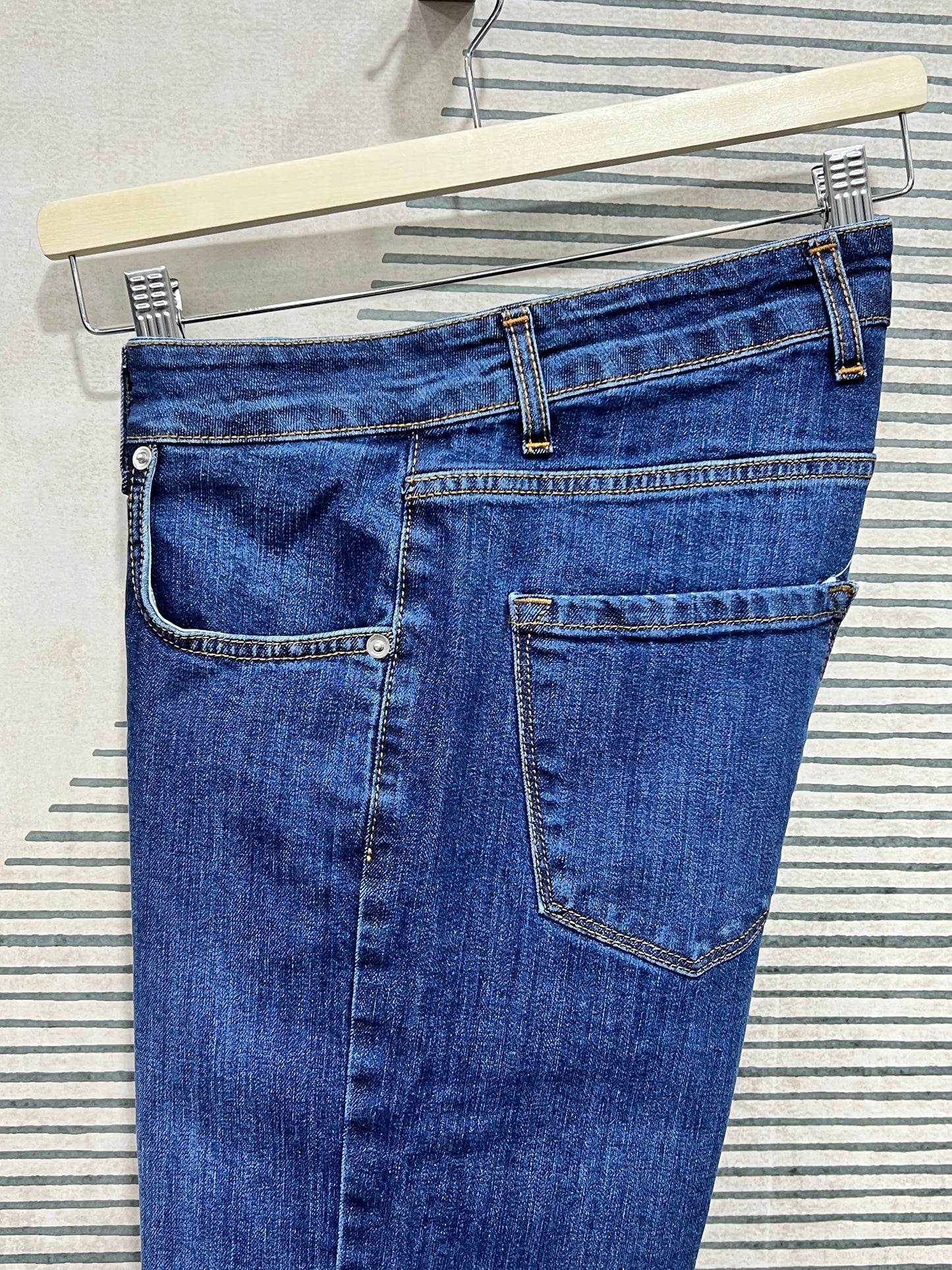 "Jeans Basic Blue 215 - Dettaglio cuciture raffinate produzione italiana"