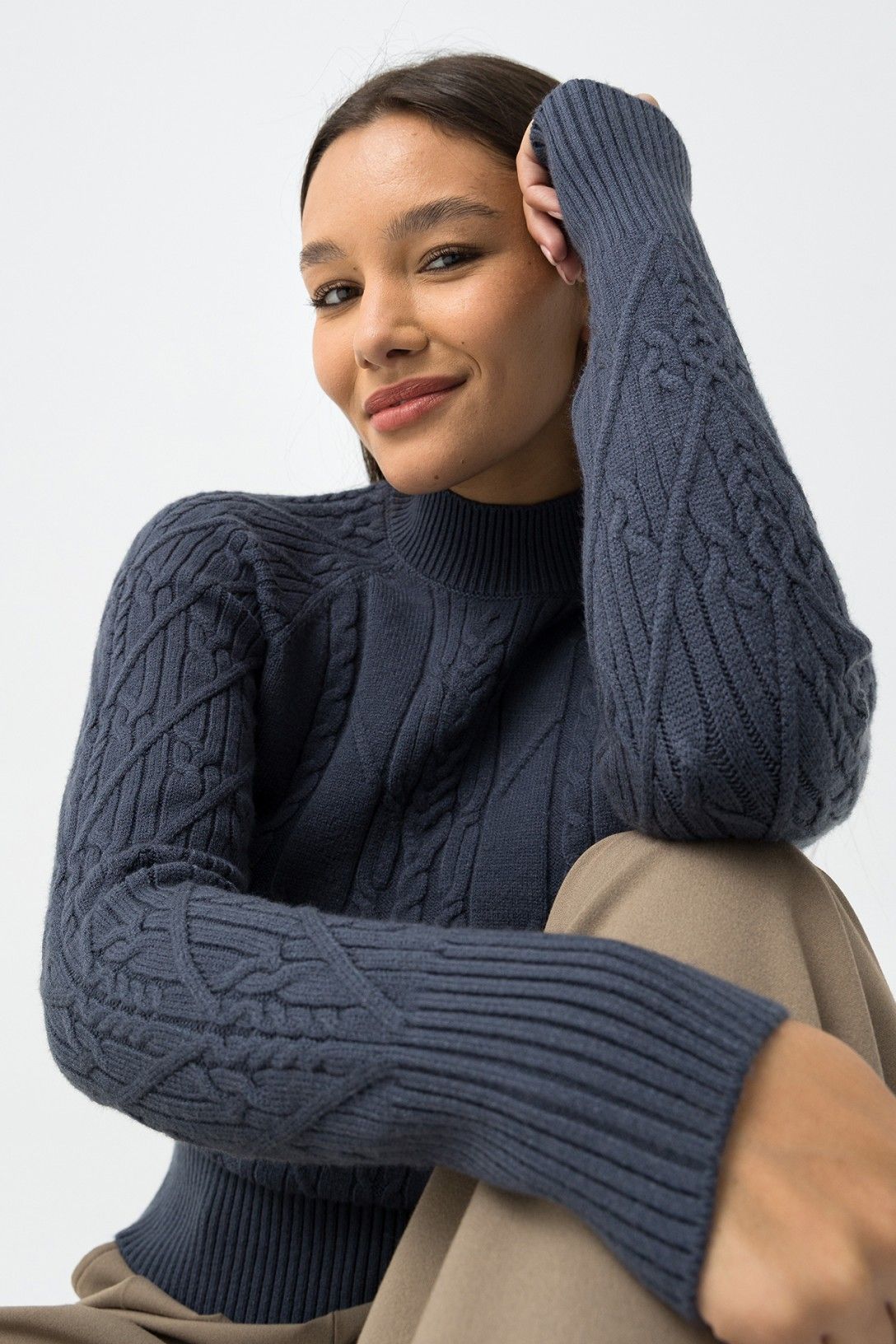 Pullover donna Alchemy blu indossato, maglione elegante per outfit casual e formale