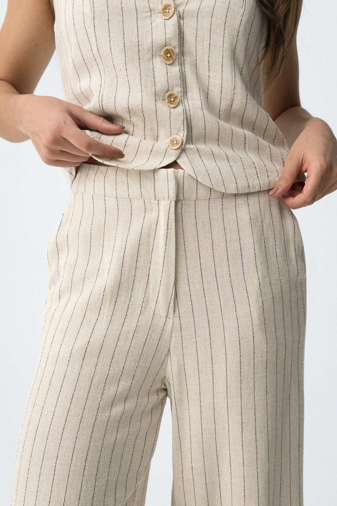 Coordinato donna Anitta – dettaglio pantalone wide leg beige a righe nere con tasche laterali, vestibilità ampia, Frarò Shop