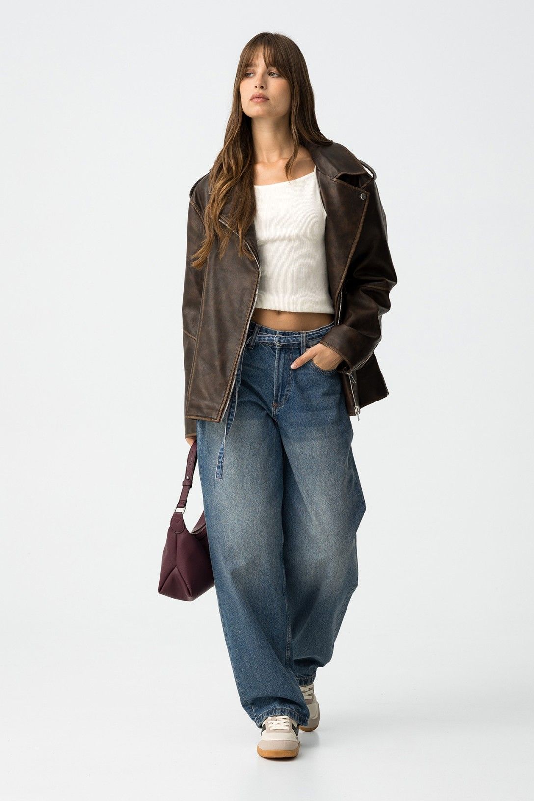 Look completo con jeans balloon Ava_2, top bianco e sneakers beige - outfit casual che mostra la versatilità del taglio balloon