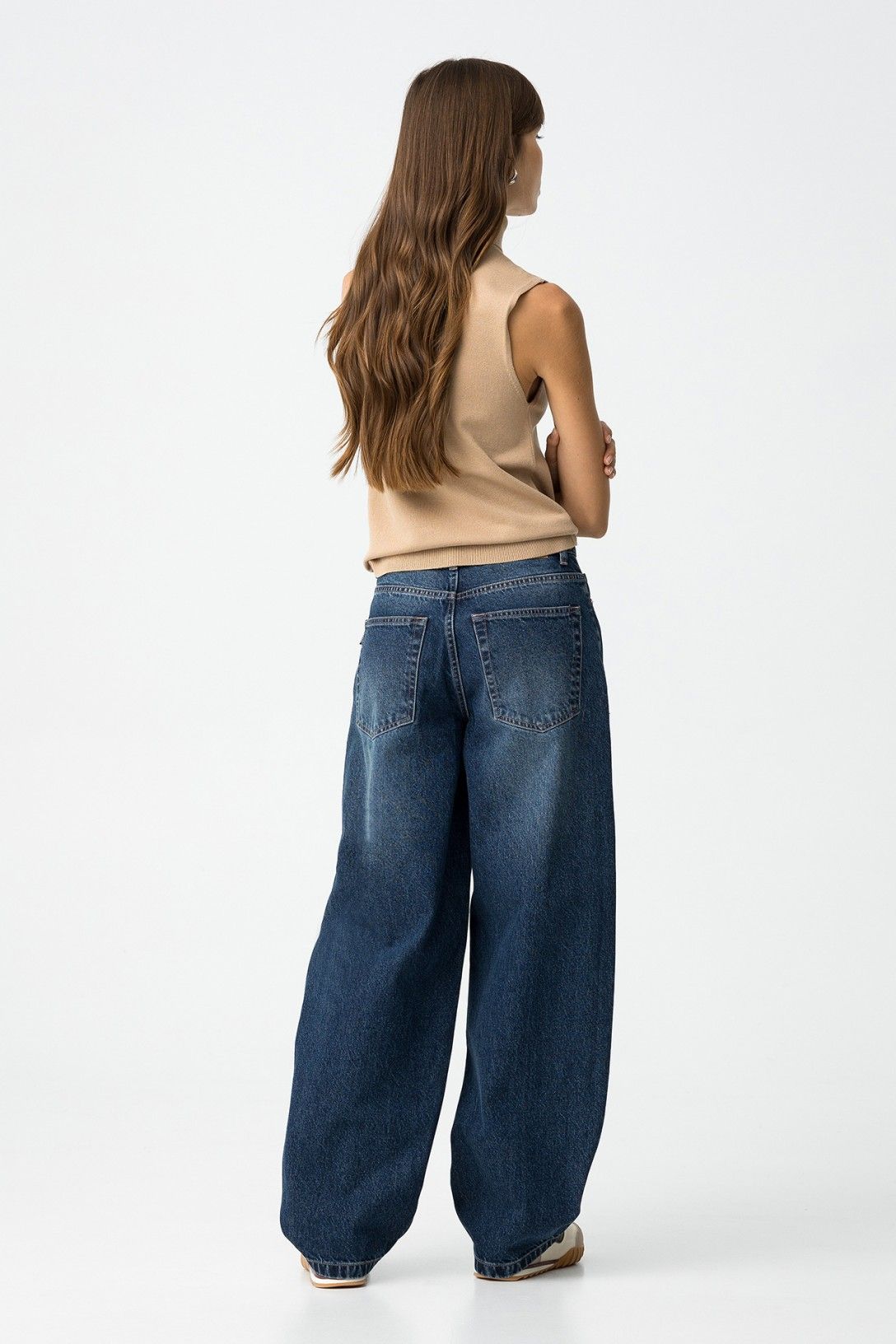 Jeans balloon donna vita alta con gamba ampia, vista posteriore, styling casual elegante
