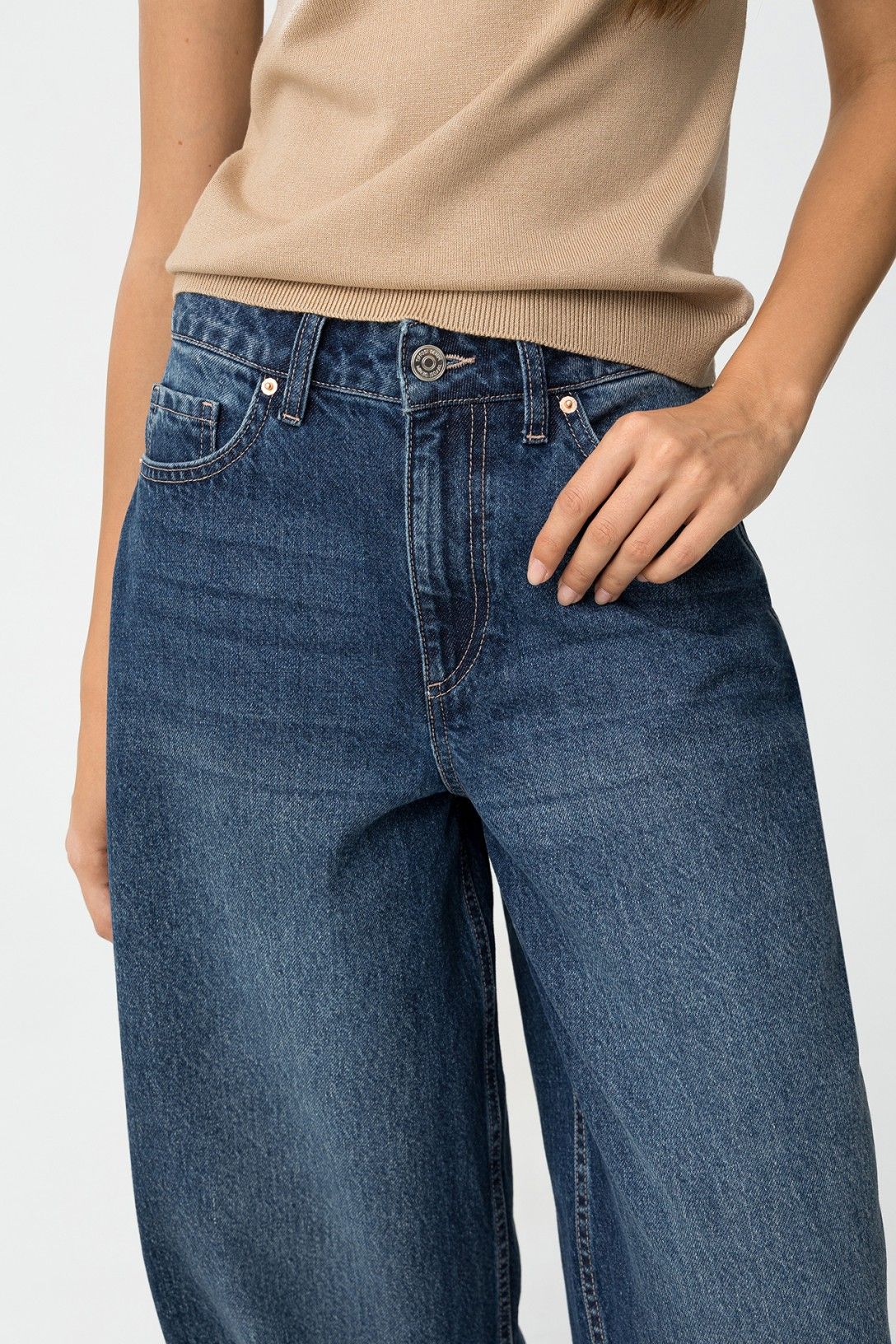 Close-up jeans balloon vita alta con bottone metallico e cinque tasche