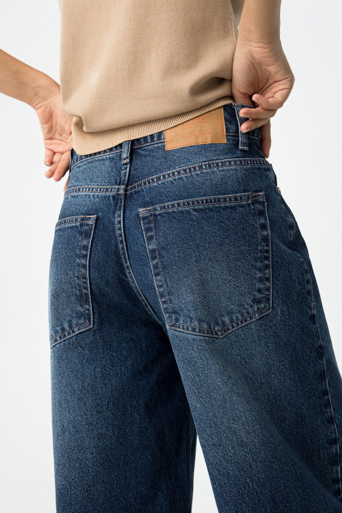 Vista posteriore jeans balloon con tasche e etichetta brand, vita alta