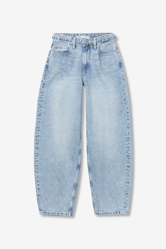 Jeans donna balloon fit denim chiaro Tiffosi Ava_4 - vista e-commerce - sfondo neutro - dettaglio gambe larghe